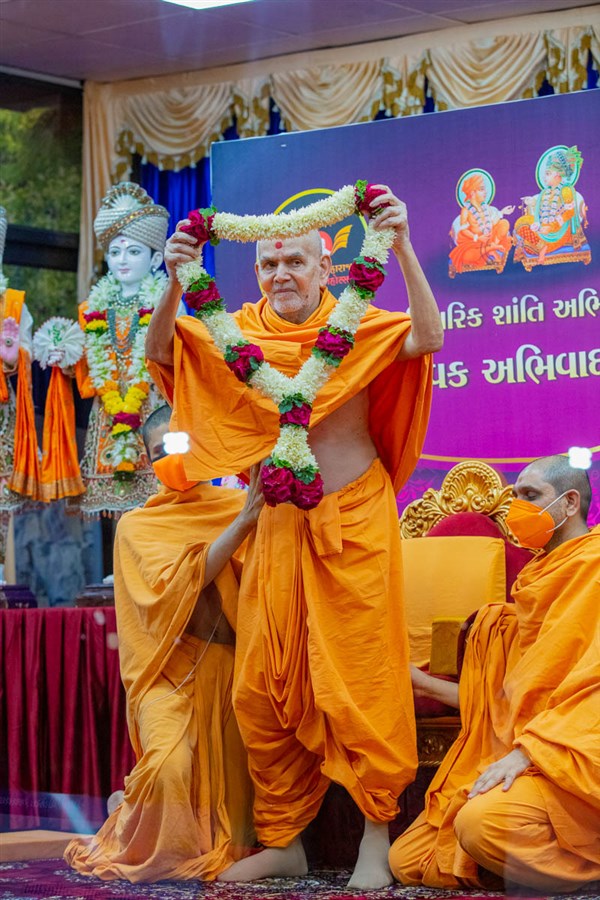 Swamishri honors shatabdi sevaks with a garland