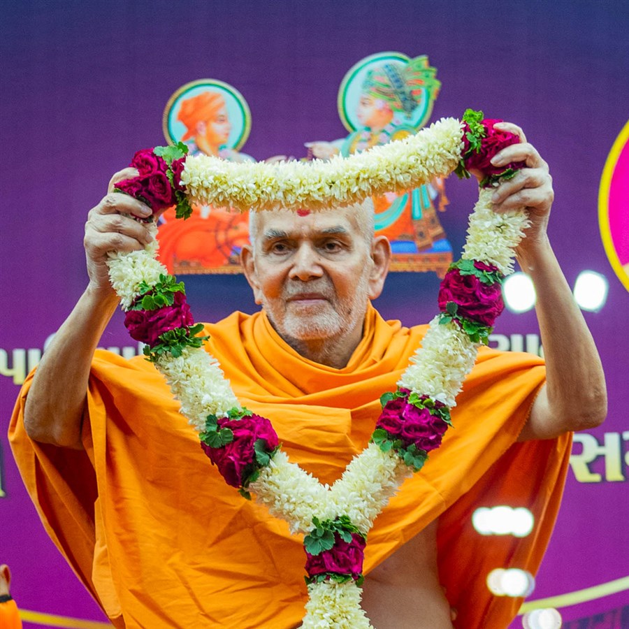 Swamishri honors shatabdi sevaks with a garland