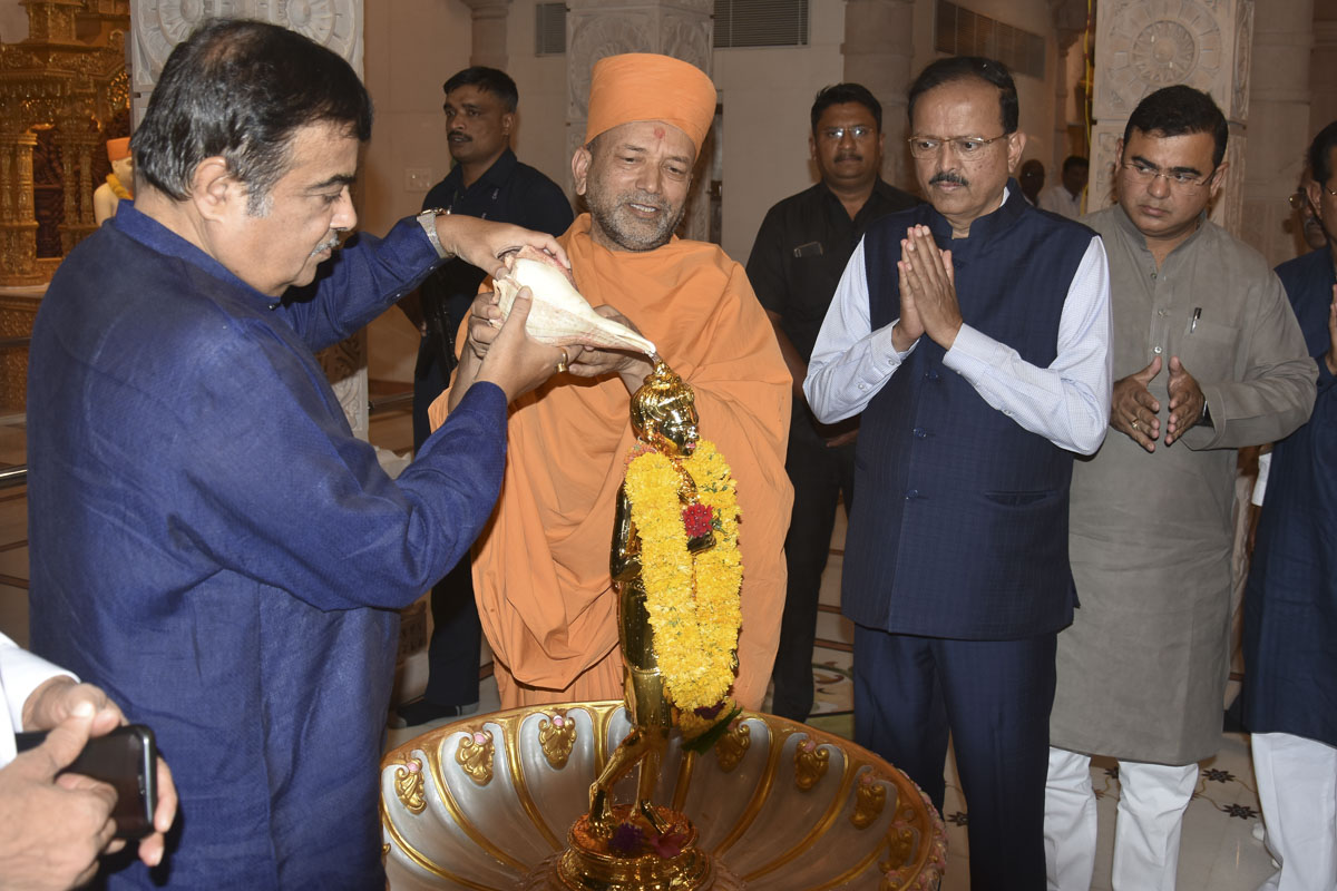Anandjivan Swami and Shri Nitin Gadkari, Minister of Road Transport and Highways of India, perform the abhishek of Shri Nilkanth Varni