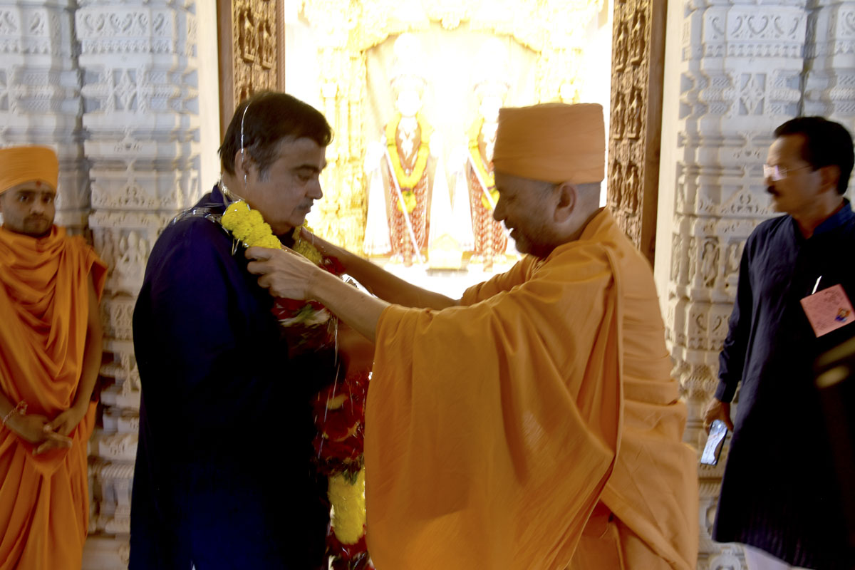 Anandjivan Swami welcomes Shri Nitin Gadkari with a garland