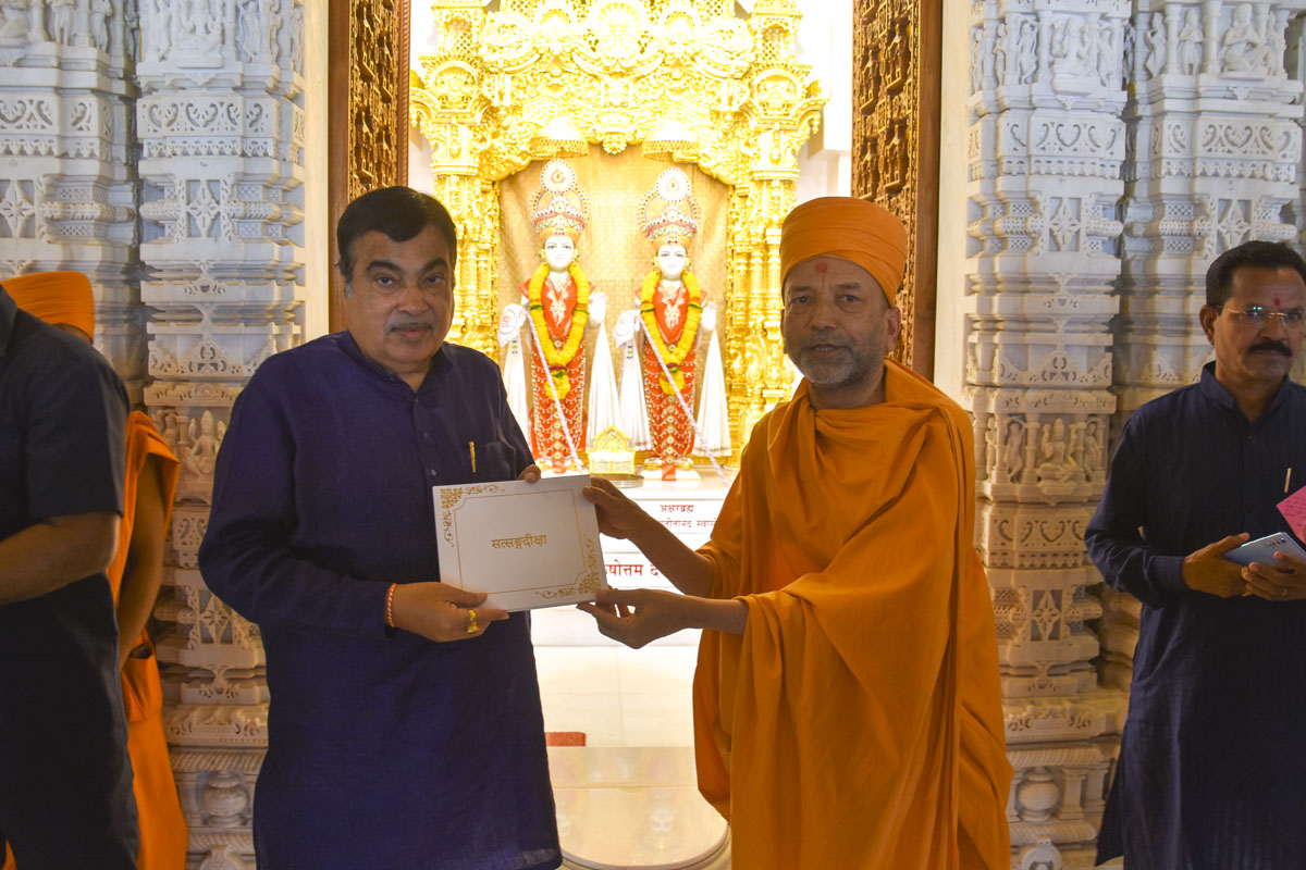 Anandjivan Swami presents a book to Shri Nitin Gadkari