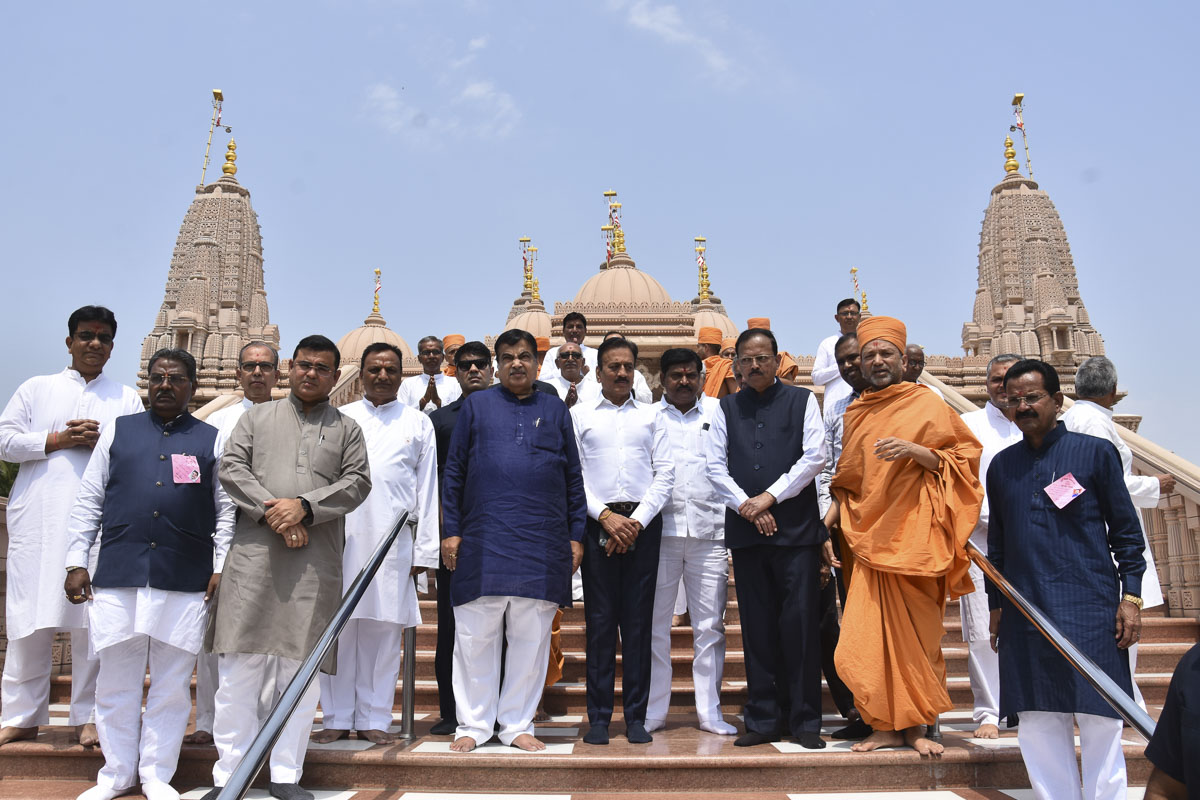Shri Nitin Gadkari and dignitaries at BAPS Shri Swaminarayan Mandir, Dhule