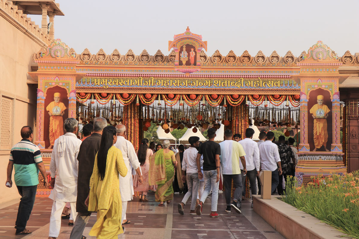 Dignitaries, well-wishers and devotees arrive for the Shatabdi Vandana Samaroh