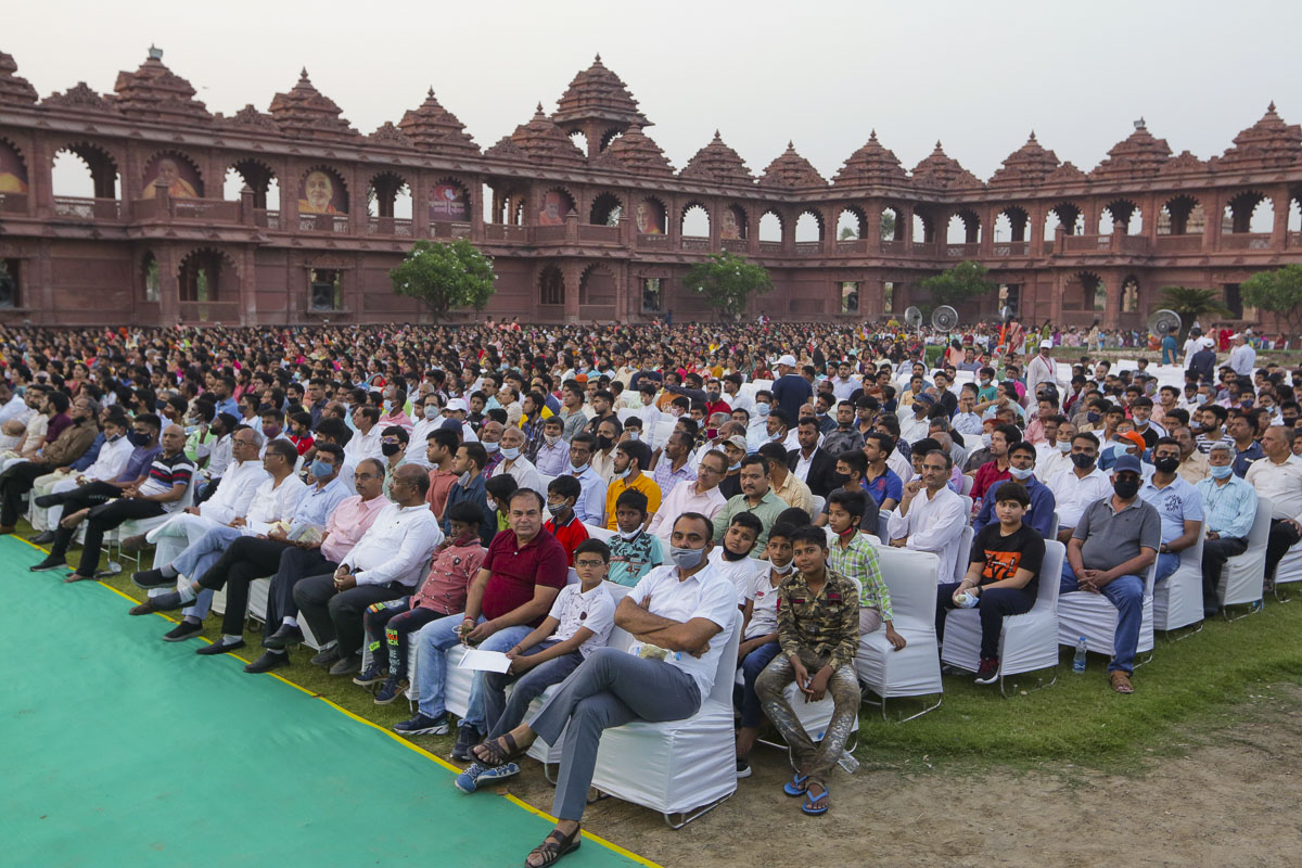 Well-wishers and devotees during the assembly
