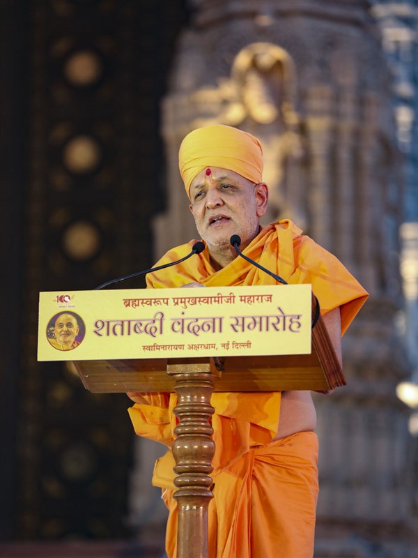 Dharmavatsal Swami addresses the assembly