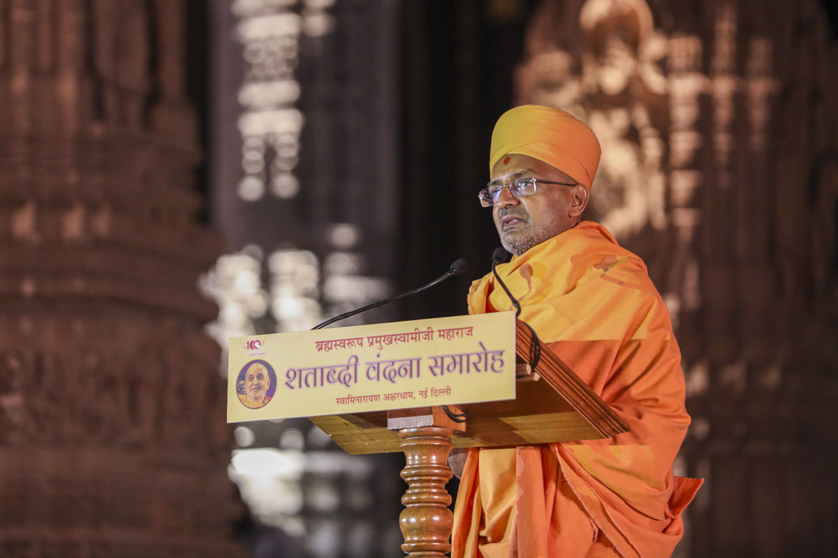 Munivatsal Swami addresses the assembly