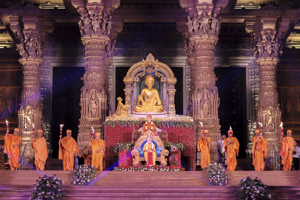 Pujya Ishwarcharan Swami and sadhus hold mashals