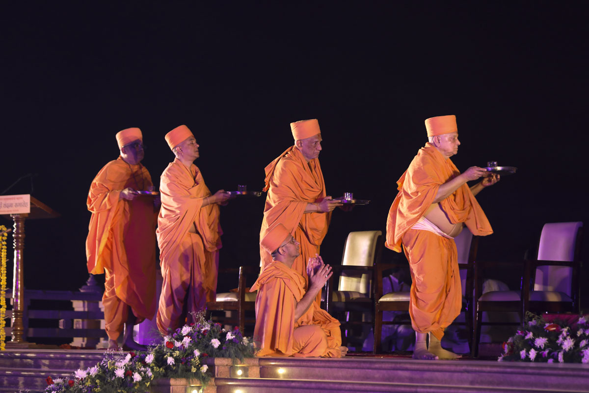 Pujya Ishwarcharan Swami and sadhus perform the arti