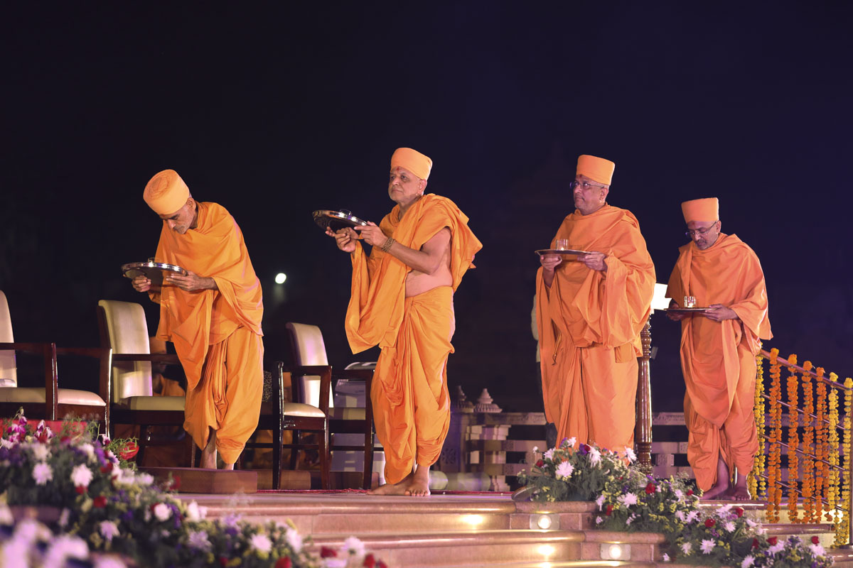 Anandswarup Swami and sadhus perform the arti