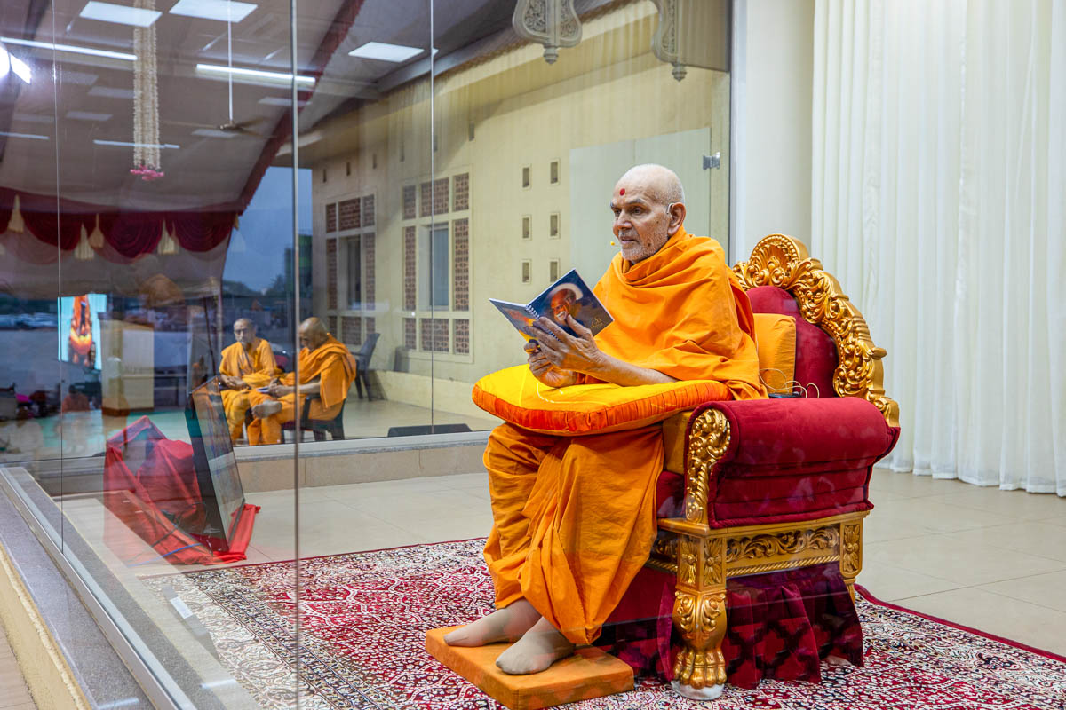 Swamishri discourses on the Yogi Vani in the evening satsang assembly