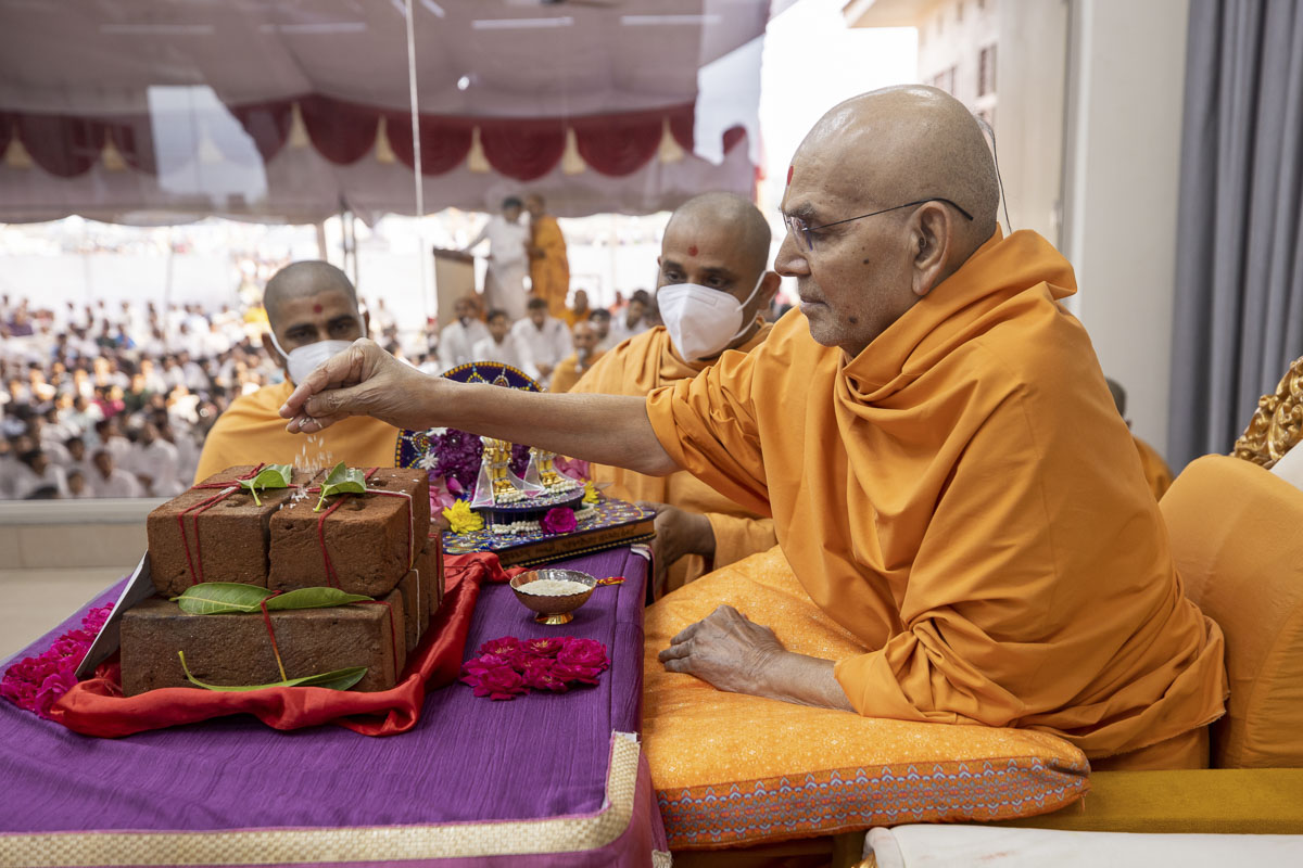 Param Pujya Mahant Swami Maharaj performs pujan of bricks, 16 Apr 2022, Kanad (Surat)