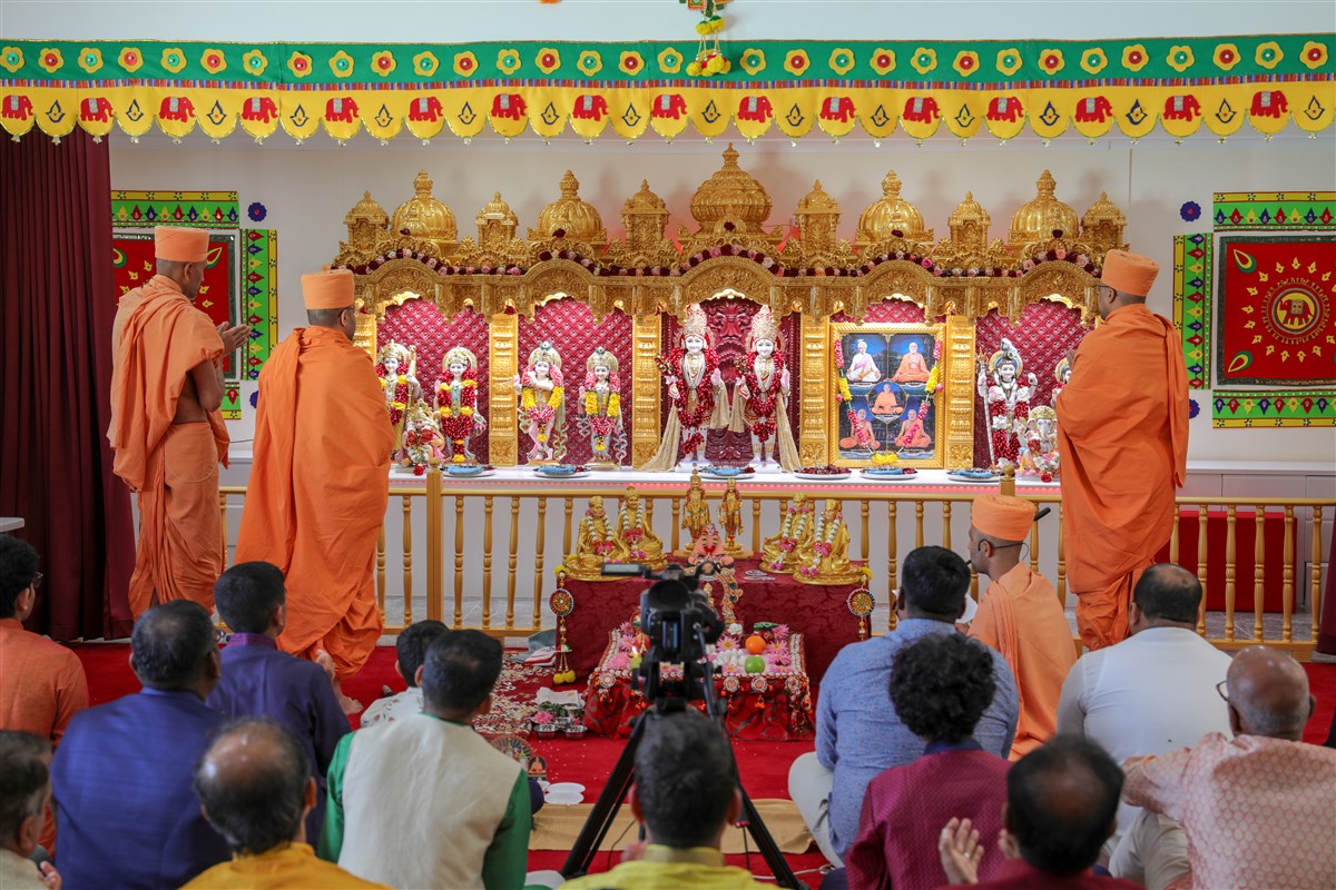 Paramchintandas Swami and sadhus perform the murti sthapan rituals