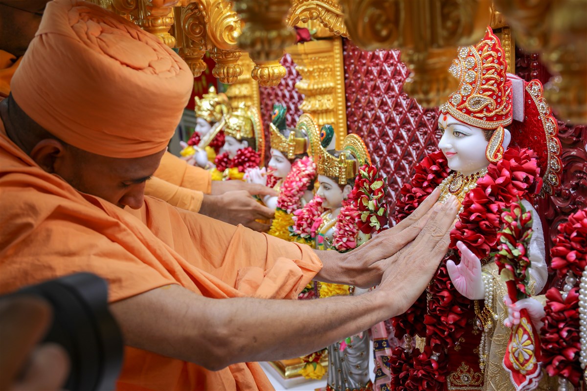 Paramchintandas Swami performs the murti sthapan rituals