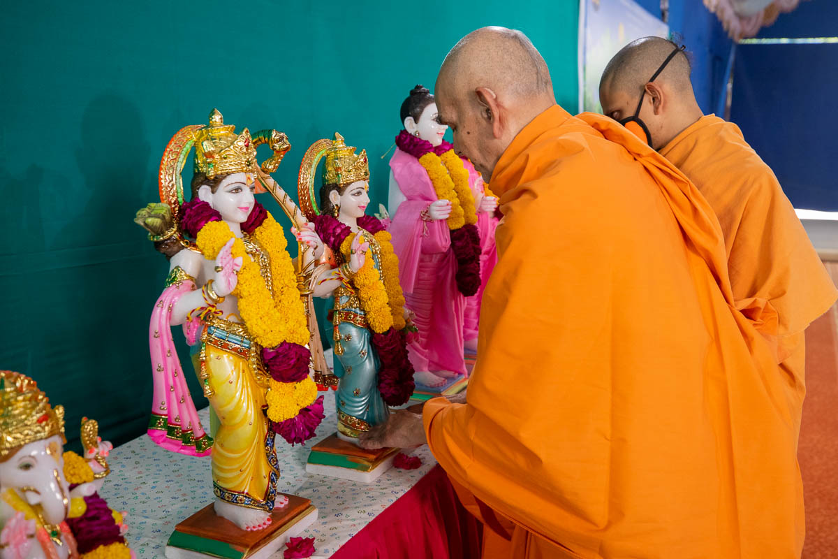 Param Pujya Mahant Swami Maharaj performs the murti-pratishtha rituals, 21 Sep 2021