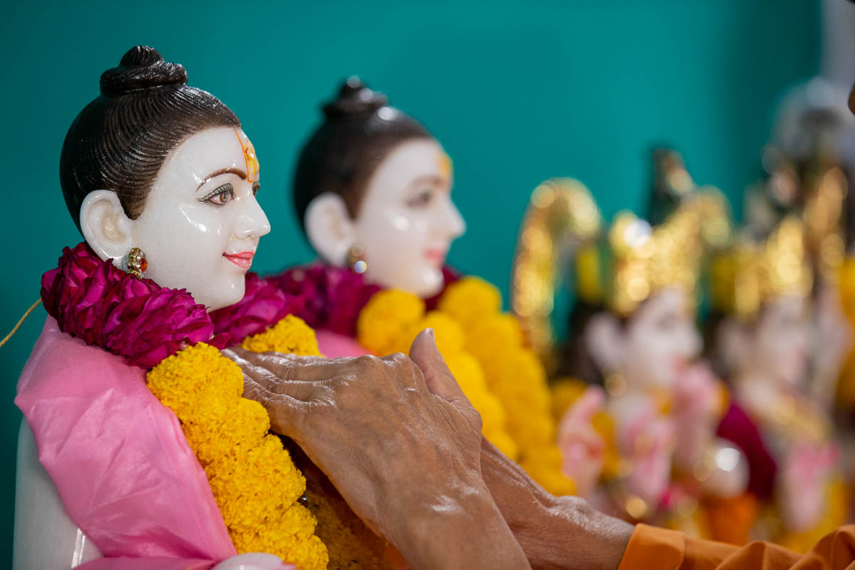 Swamishri performs the murti-pratishtha rituals, 21 Sep 2021
