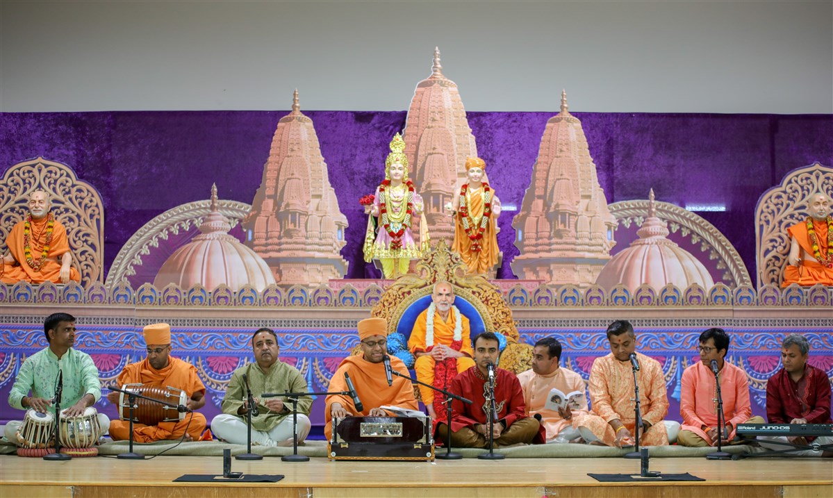 Sadhus and youths sing kirtans in the murti sthapan assembly