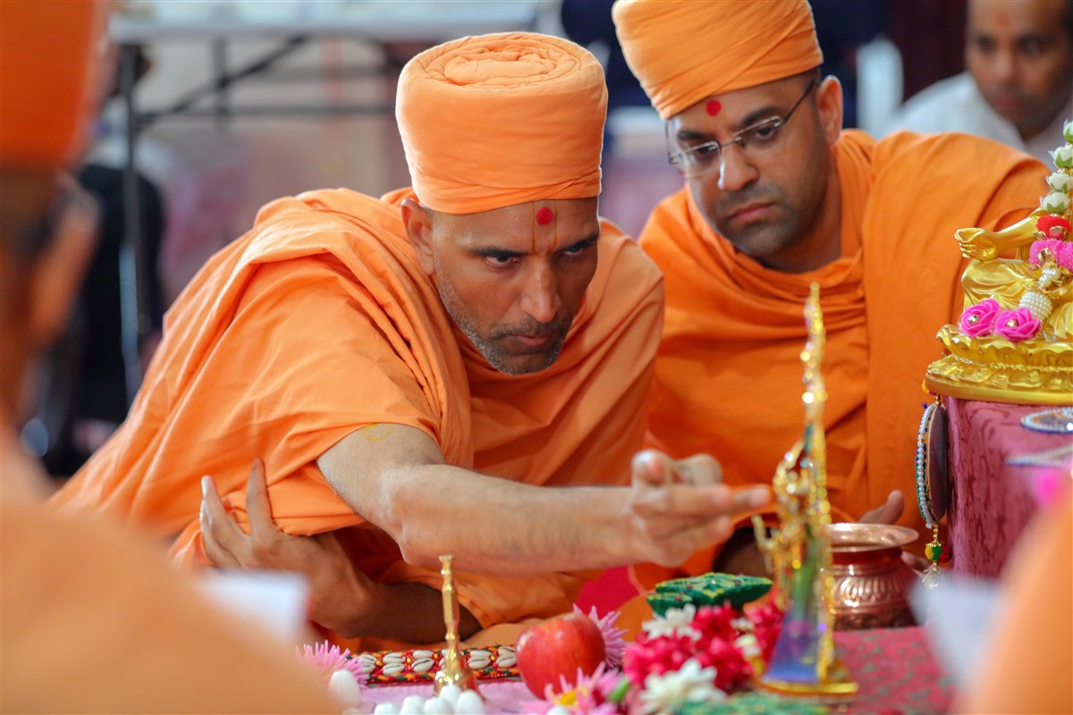 Paramchintandas Swami and sadhus perform the mahapuja rituals