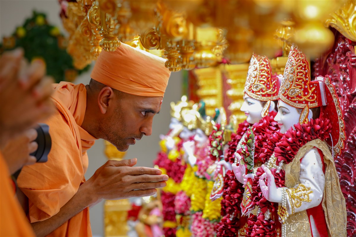 Paramchintandas Swami doing darshan of Shri Akshar-Purushottam Maharaj