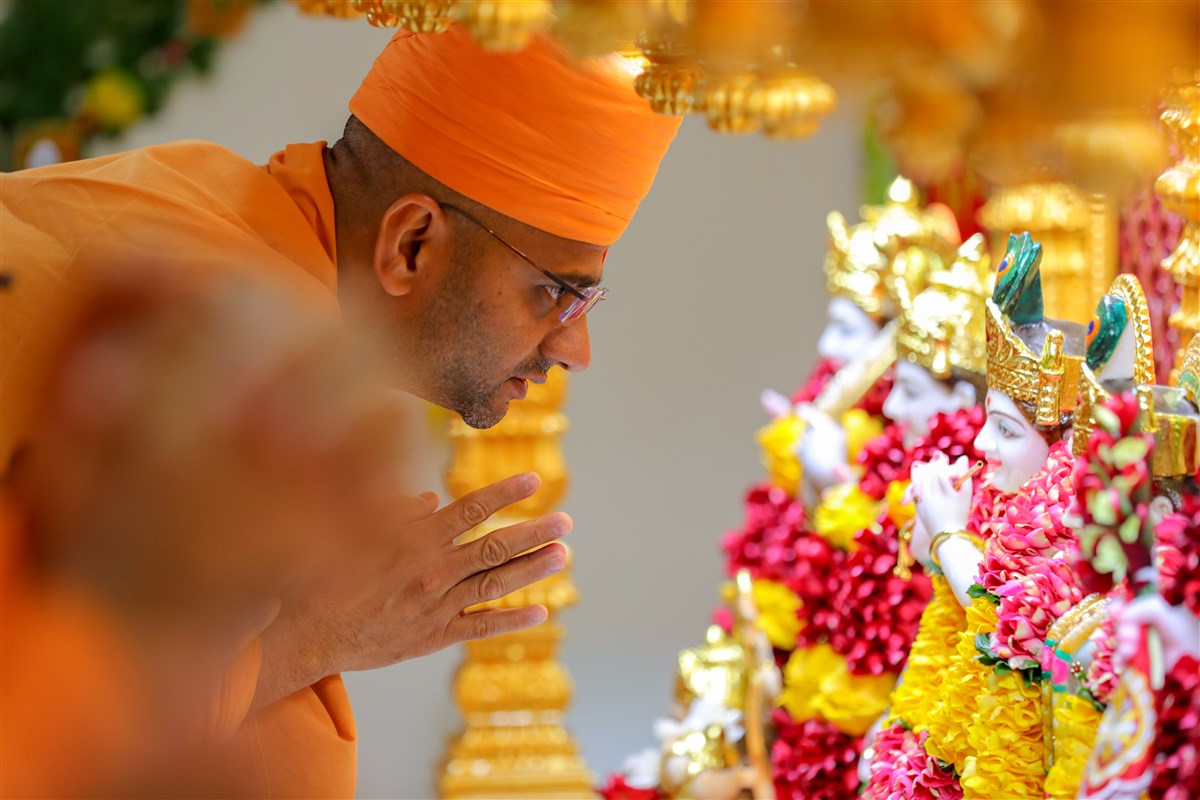 Gunchintan Swami doing darshan of Shri Radha-Krishna Dev