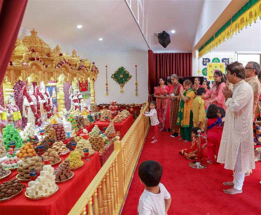 Devotees doing darshan of Thakorji