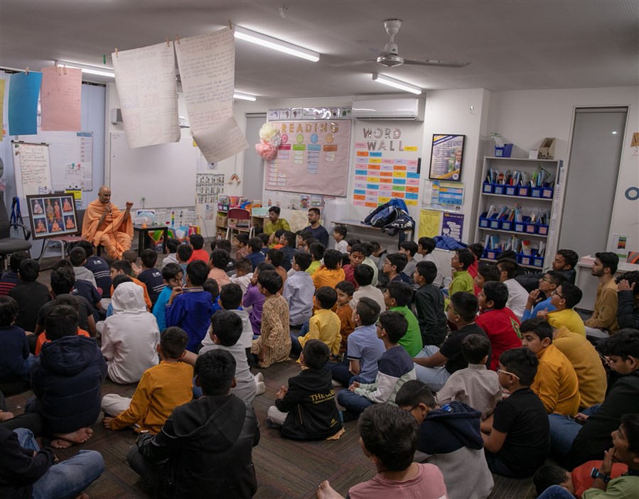 Priyachintan Swami addresses the children's assembly
