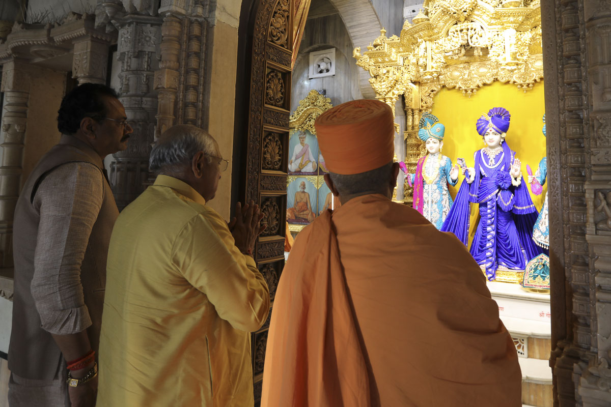 Shri Bhupendrabhai Patel and Shri Jitubhai Vaghani doing darshan of Thakorji