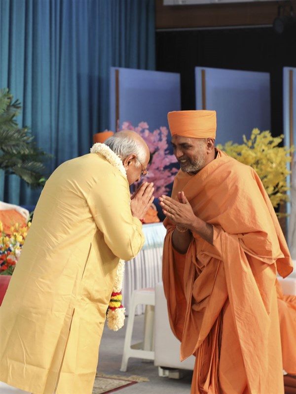 Shri Bhupendrabhai Patel welcomed with a garland