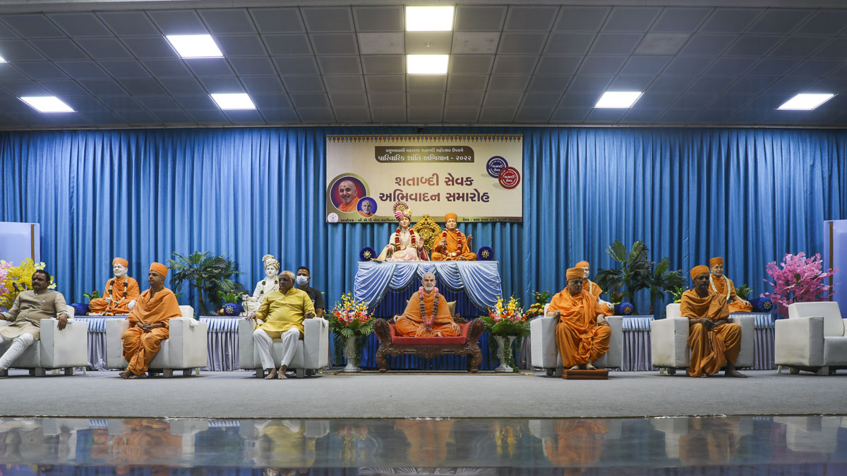 Pujya Ishwarcharan Swami, Shri Bhupendrabhai Patel, Shri Jitubhai Vaghani and sadhus during the assembly