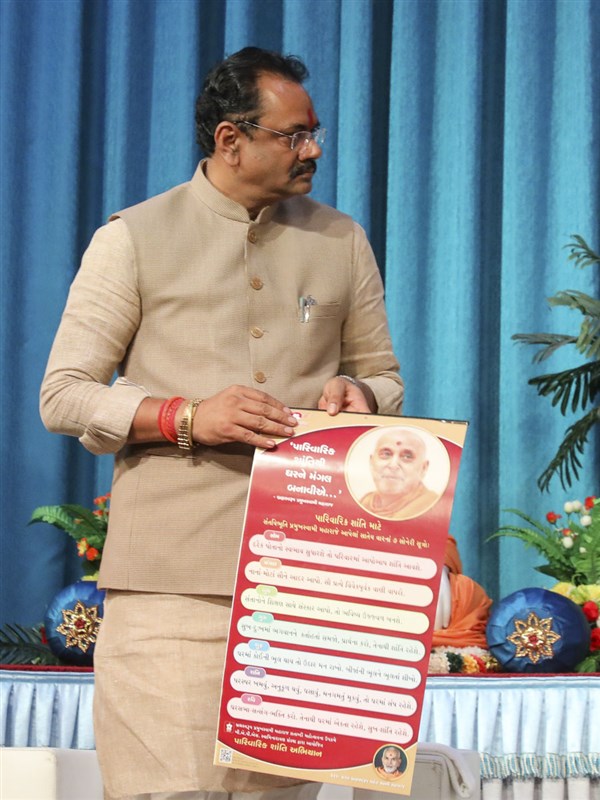 Parivarik Shanti Abhiyan calendar presented to Shri Jitubhai Vaghani