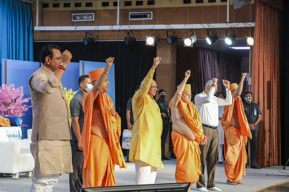 Pujya Ishwarcharan Swami, Shri Bhupendrabhai Patel, Shri Jitubhai Vaghani, Shri Jagdishbhai Panchal and sadhus hail 'Pramukh Swami Maharaj Shatabdi Mahotsavni jai'