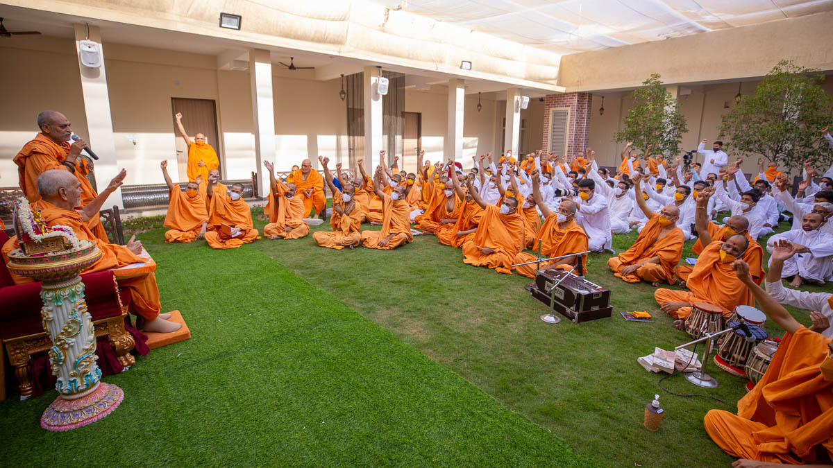 Sadhus and sadhaks hail 'Pramukh Swami Maharaj Shatabdi Mahotsavni jai'