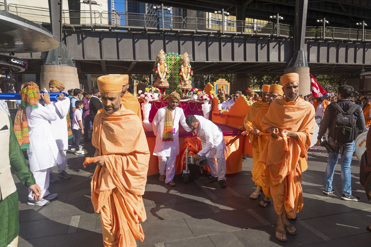Sadhus pull the chariot of Bhagwan Swaminarayan and Aksharbrahma Gunatitanand Swami