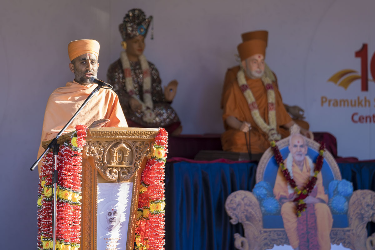 Priyachintan Swami addresses the assembly
