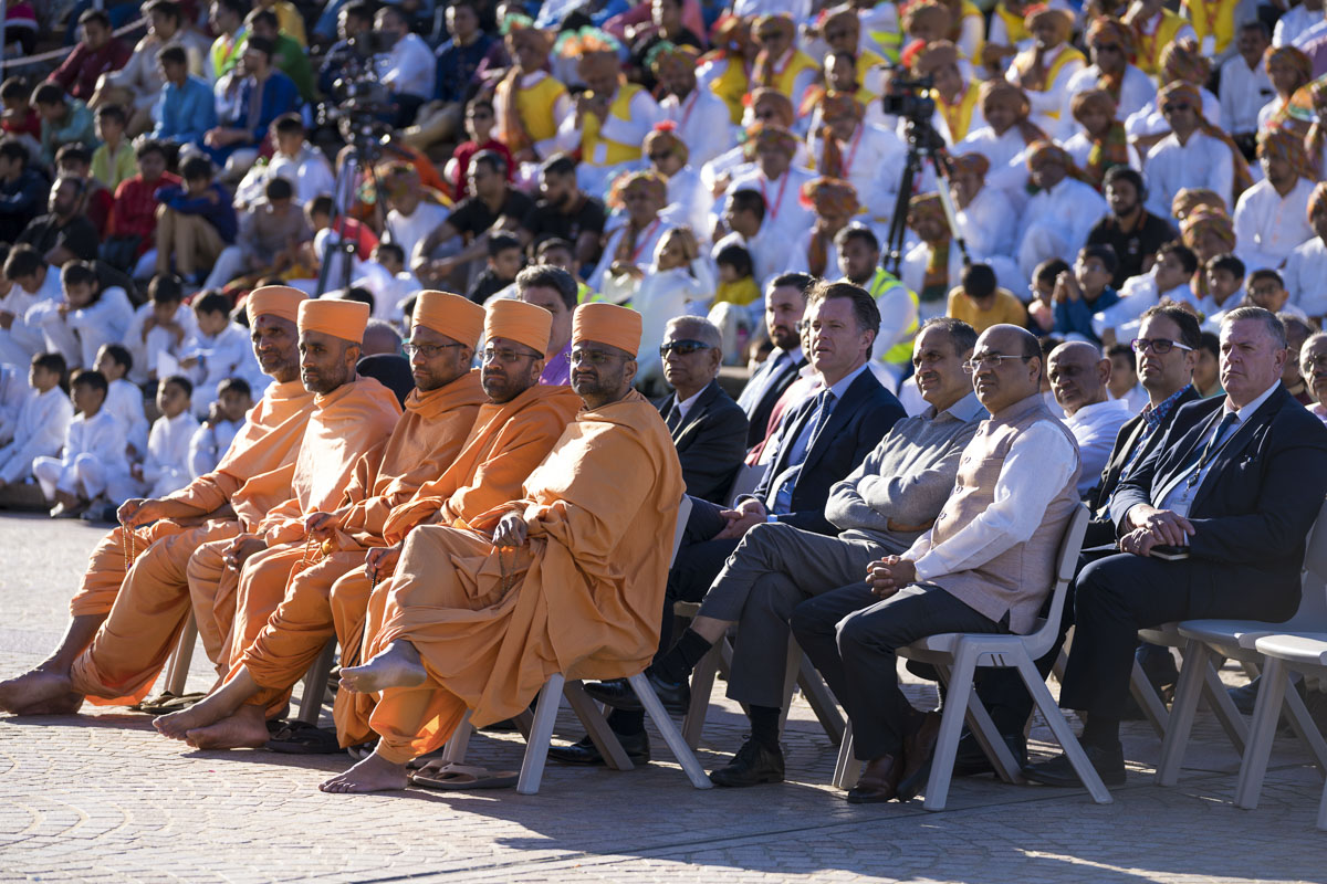 Sadhus, invited guests and devotees during the assembly
