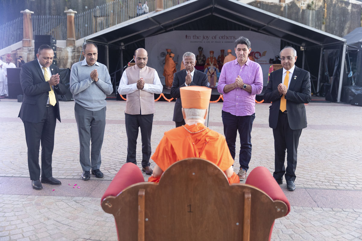 Dignitaries and devotees offer mantra-pushpanjali