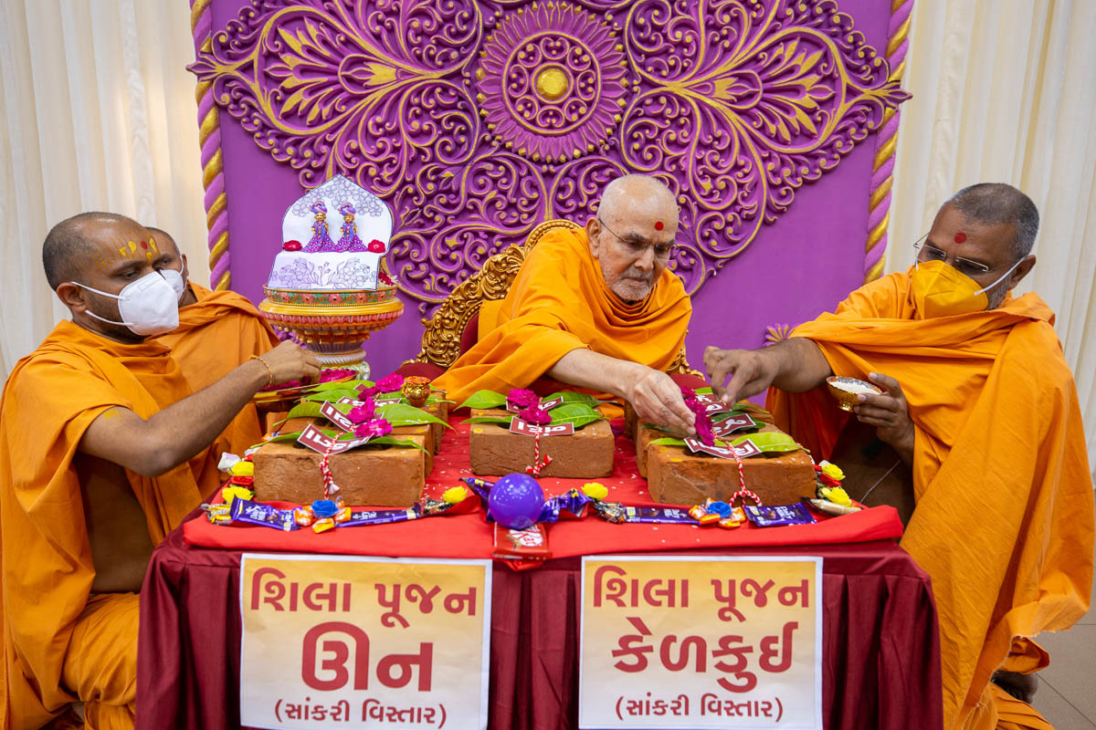 Swamishri sanctifies bricks to start construction of new Swaminarayan Mandir at Un and Kelkui, Gujarat, India.