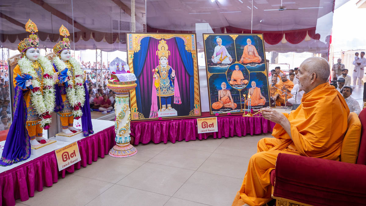 Swamishri performs the pratishtha arti