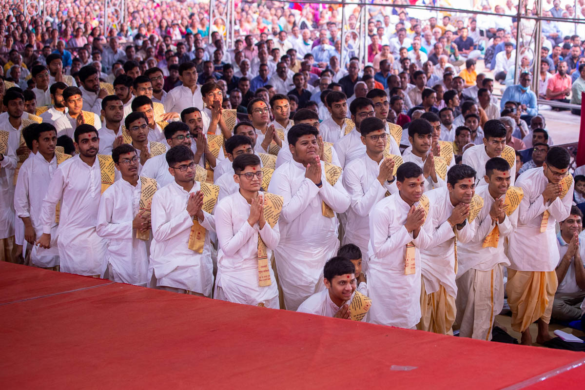 Youths from BAPS Swaminarayan Sanskrit Mahavidyalaya, Sarangpur doing darshan of Swamishri