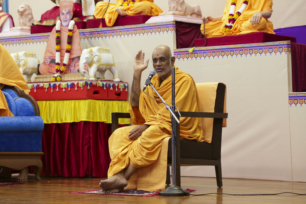 Abhayswarup Swami addresses the assembly