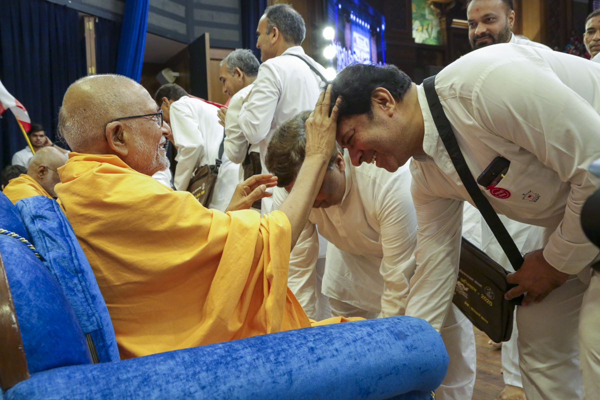 Pujya Kothari Swami blesses volunteers