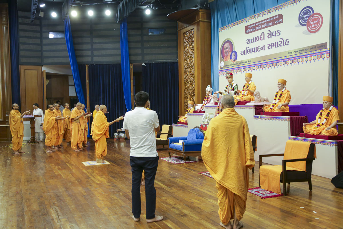 Pujya Kothari Swami and sadhus perform the arti