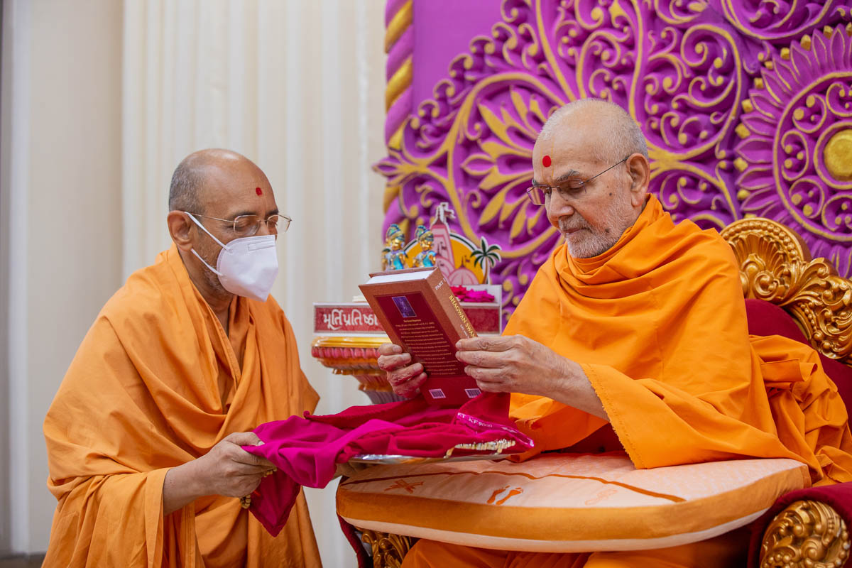 Swamishri inaugurates an English print publication: 'Bhagwan Swaminarayan, Life & Work' Part 1