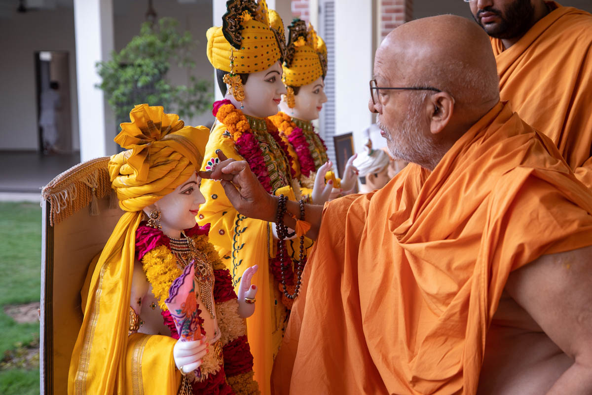 Pujya Ghanshyamcharan Swami performs puja of murtis