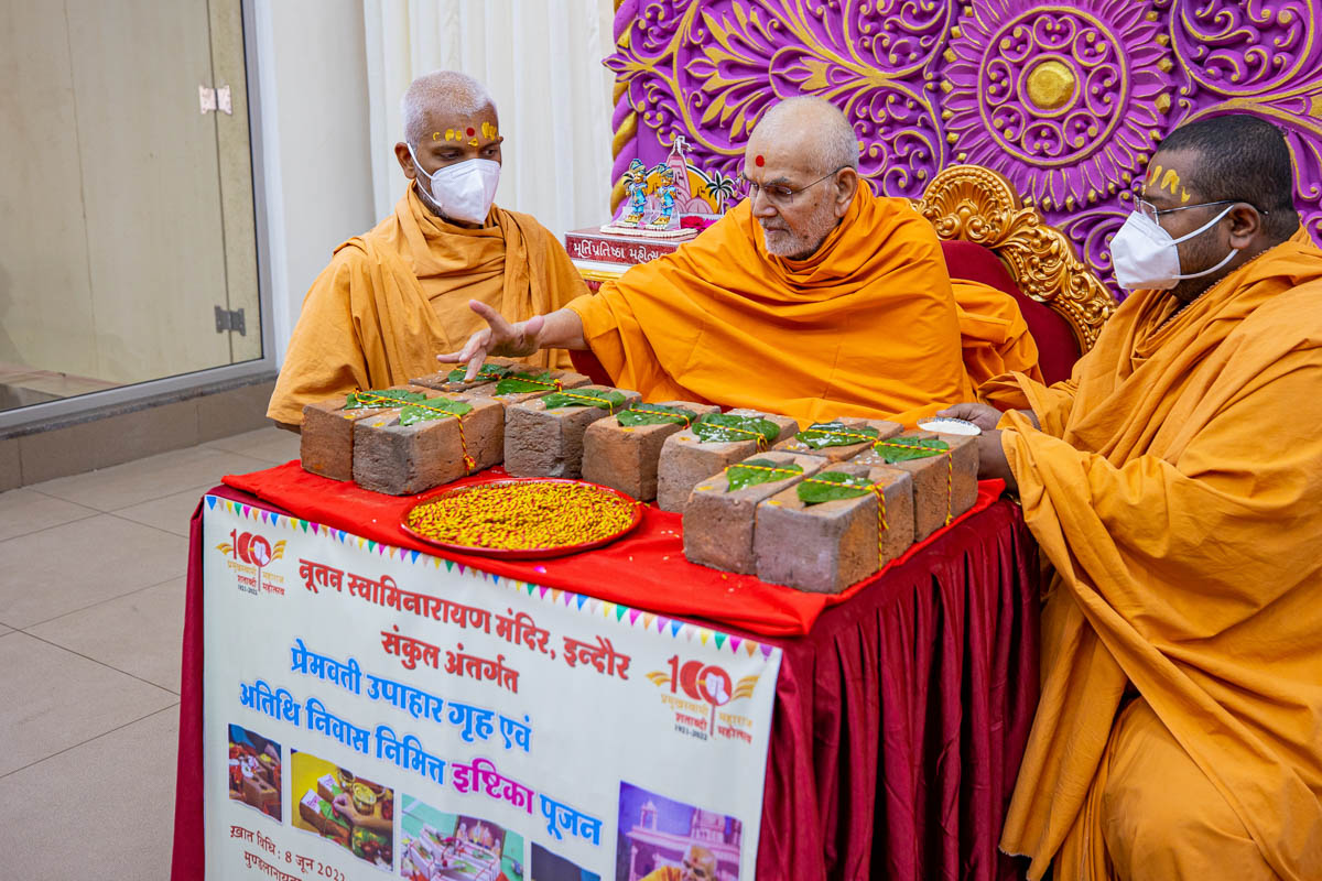 Swamishri sanctifies bricks to start construction of Premvati and guest house at BAPS Shri Swaminarayan Mandir, Indore, Madhya Pradesh, India