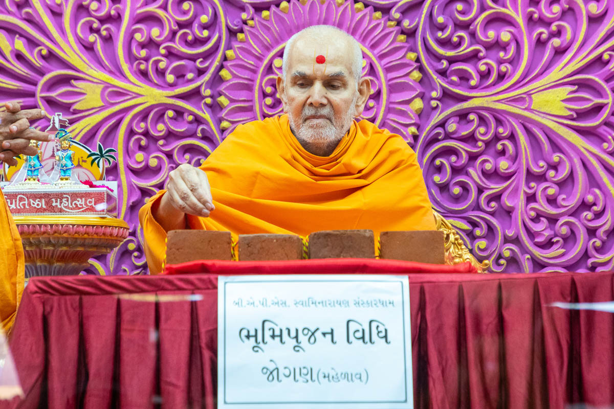 Swamishri sanctifies bricks to start construction of BAPS Shri Swaminarayan Mandir, Jogan (Mahelav), Gujarat, India