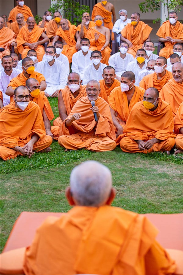 Somprakash Swami presents before Swamishri