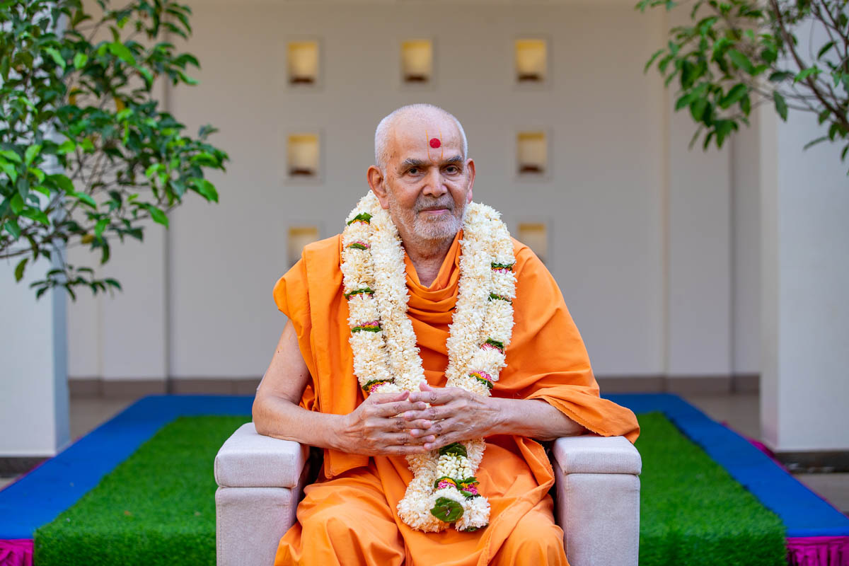 Swamishri honored with garlands
