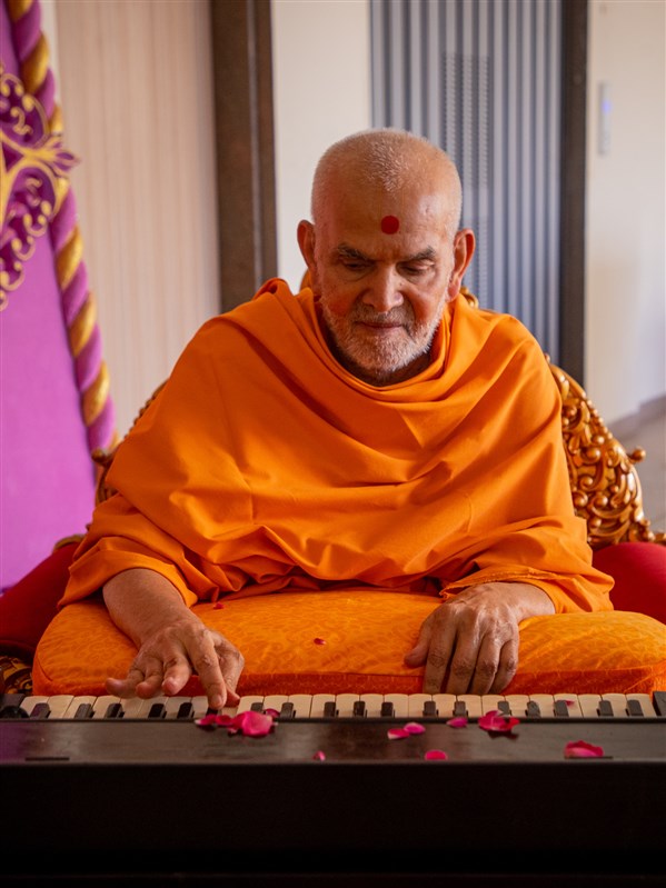 Swamishri sanctifies a harmonium 