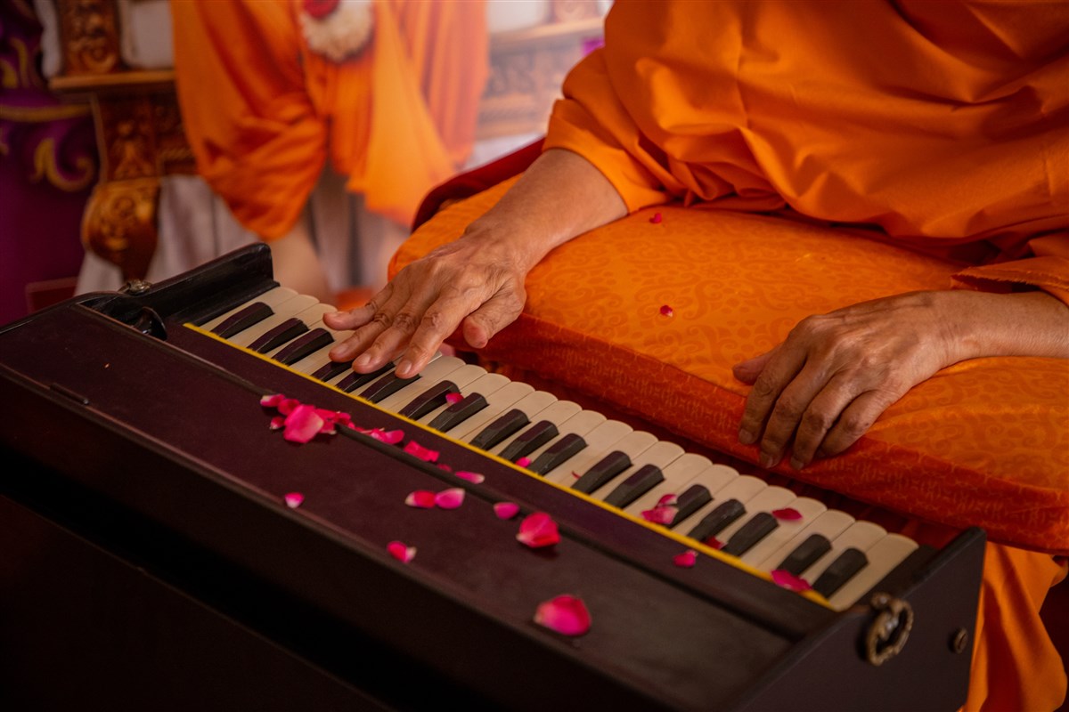 Swamishri sanctifies a harmonium 