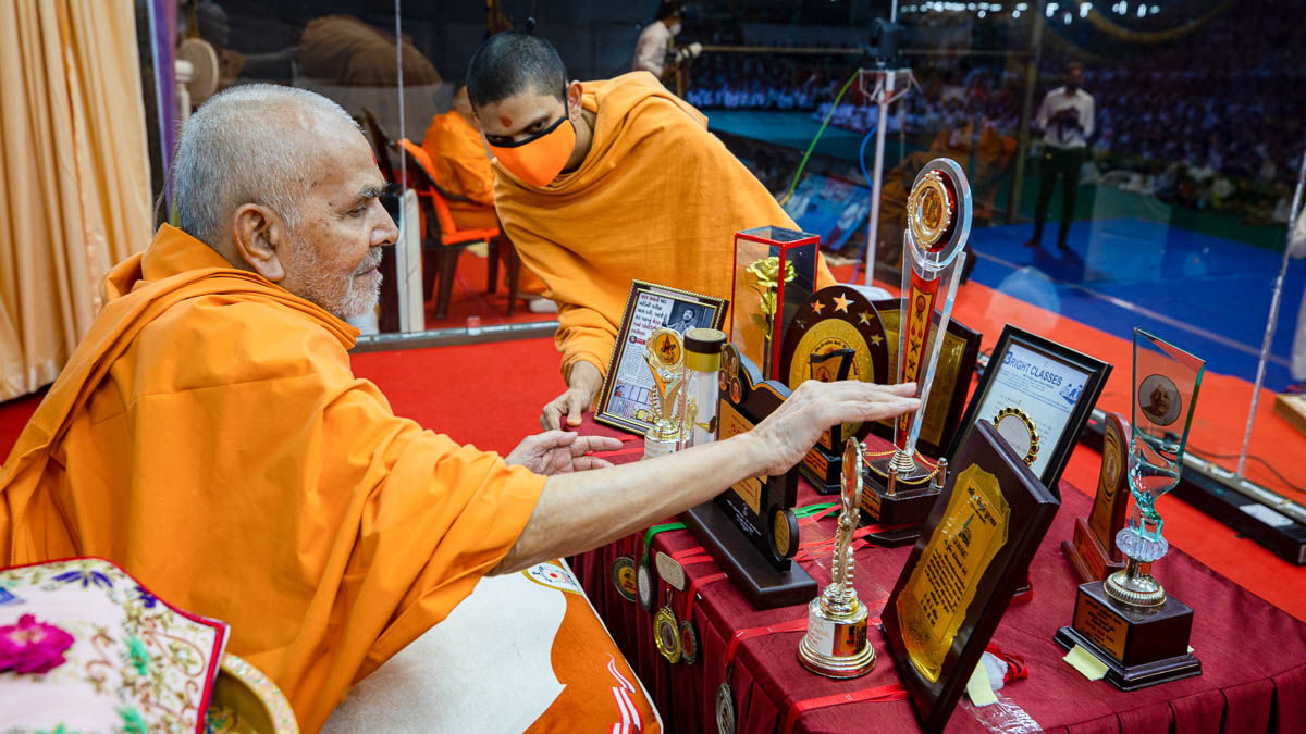 Swamishri sanctifies shields and trophies